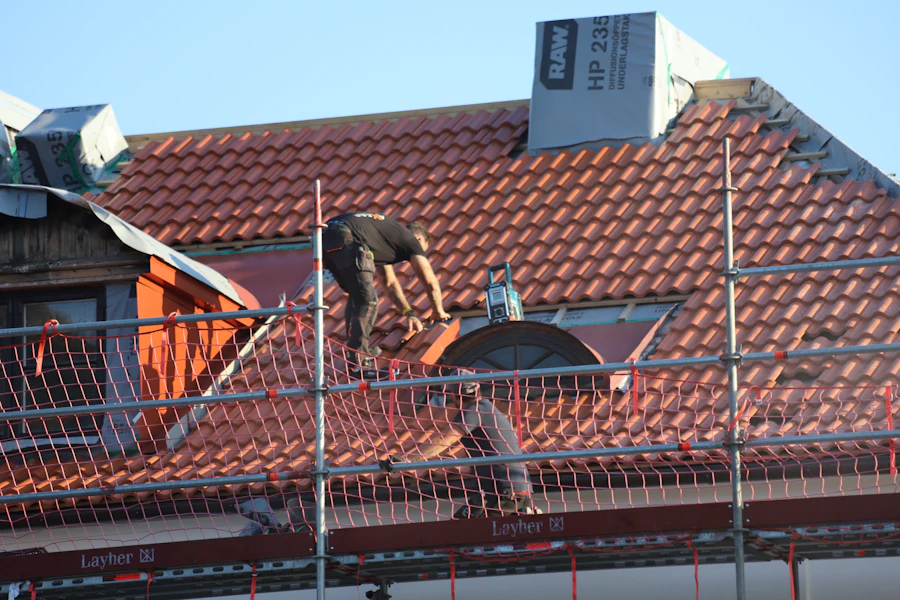 Dachdecker auf einem Ziegeldach