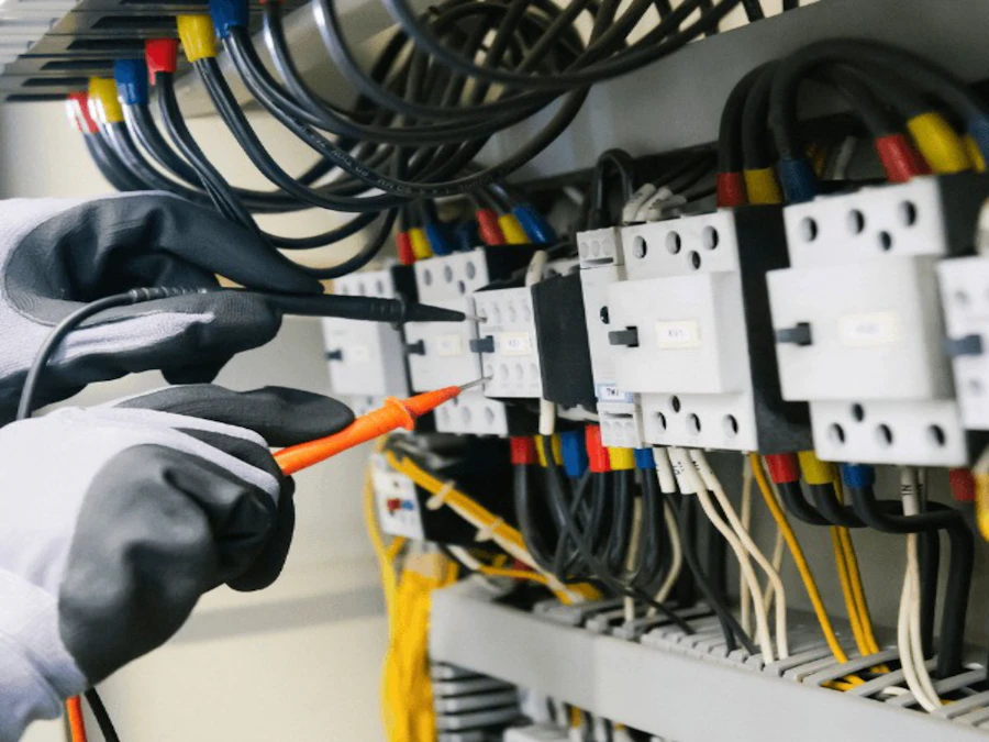 Elektriker arbeitet im Sicherungskasten