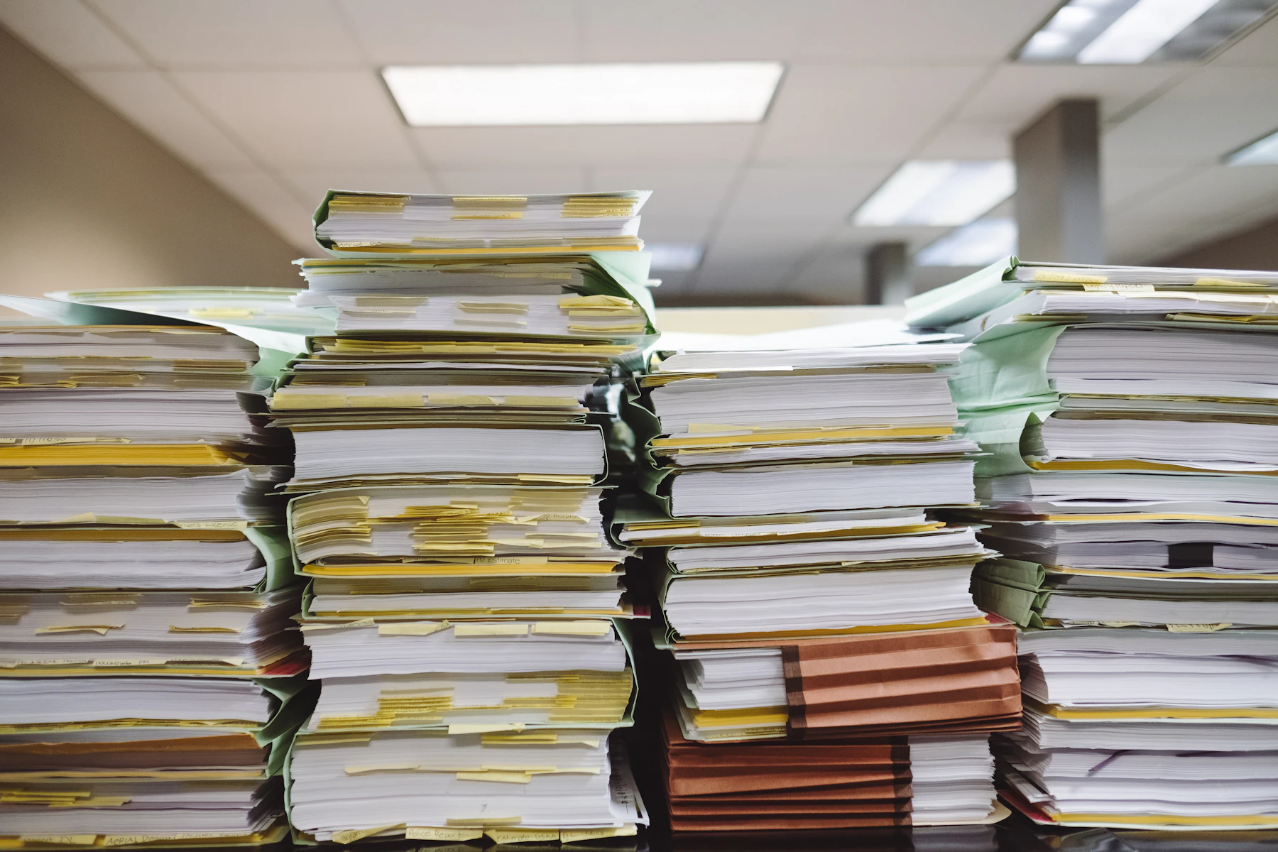 Stapel voller Papier und Ordner