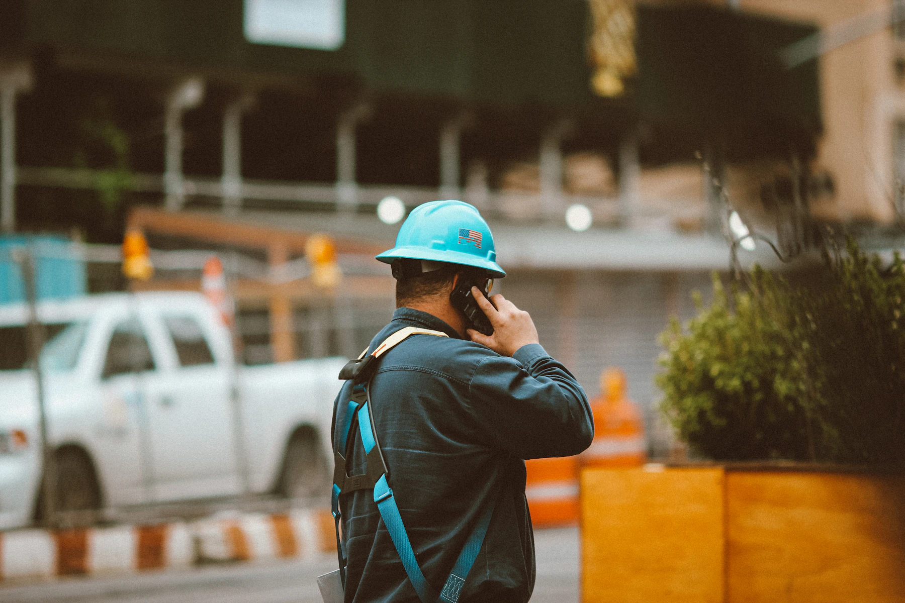 Bauleiter telefoniert auf der Baustelle
