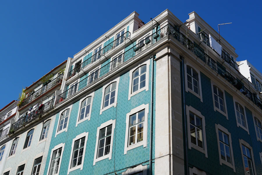 Mehrfamilienhaus mit farbiger Fassade