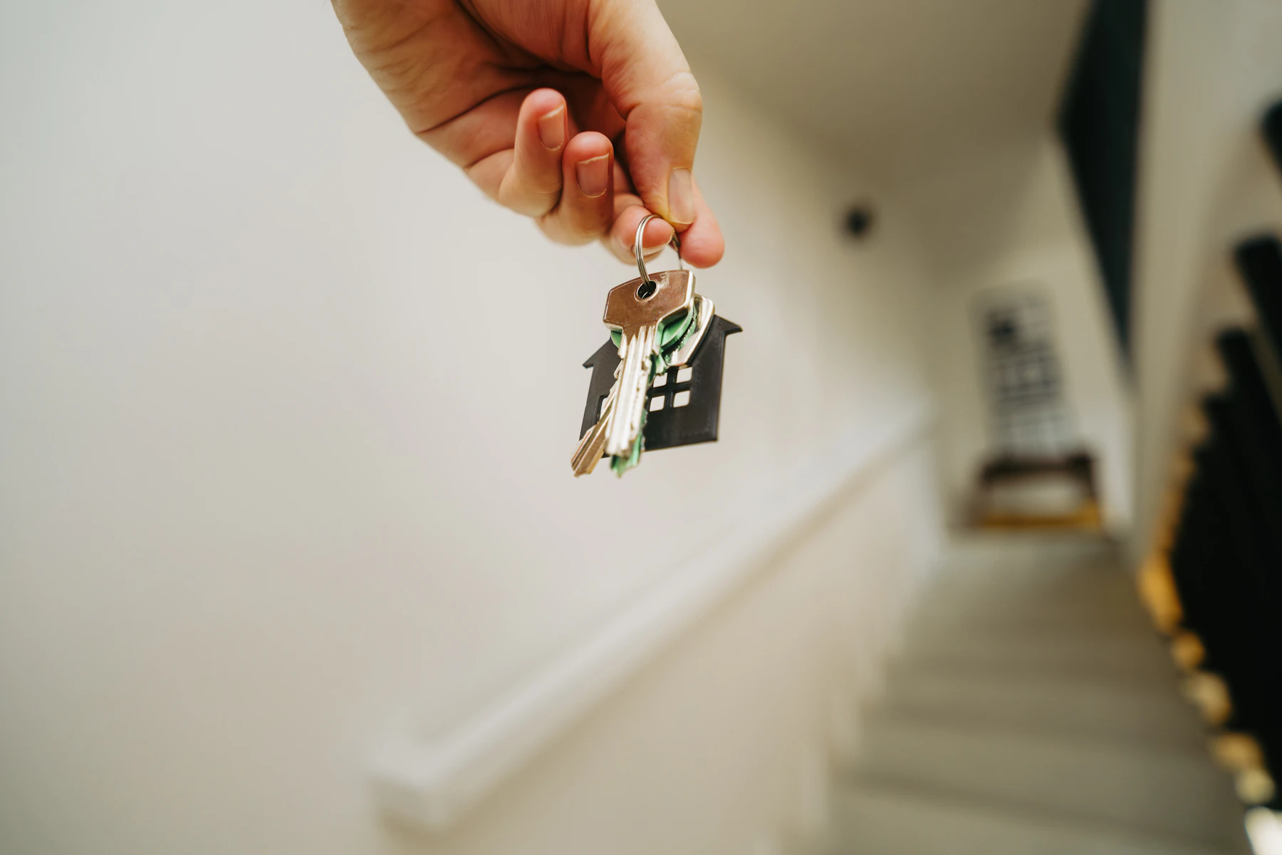 Schlüsselübergabe an der Wohnungstür